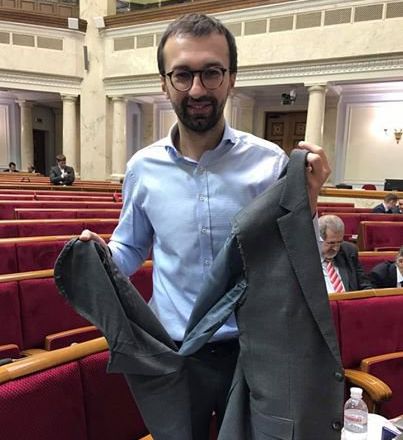 На заседании Рады Украины подрались депутаты, один оторвал другому рукав