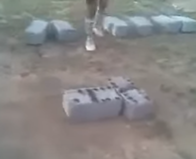 Челябинск на перекуре. Суровые иракские мужики играют в домино. Челябинск на перекуре. Суровые иракские мужики играют в домино.