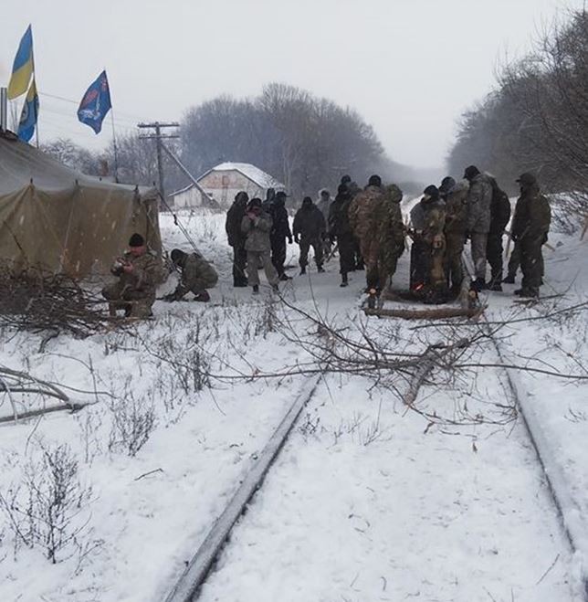 Торгуем и воюем. Зачем Украина пытается блокировать Донбасс? 