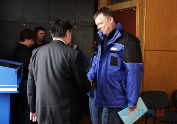 Сводка от НМ ЛНР 18 февраля 2017. Замглавы СММ ОБСЕ Хуг принял от ЛНР документы об отводе вооружений