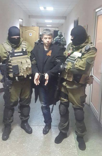 В День Победы повязывал гвардейскую ленту на нарах В День Победы повязывал гвардейскую ленту на нарах