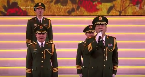 Китайцы, казахи и сербы на русском спели в Москве 23 февраля!