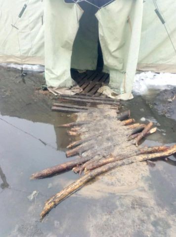 АТОшники прозябают по колено в воде, завидуют ополченцам и молят о поддонах