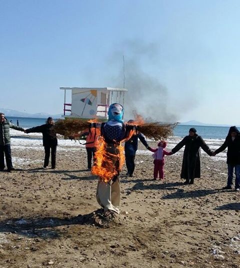 Костёр для чучела, покорение столба и бои на бревне: как в России провожают Масленицу Костёр для чучела, покорение столба и бои на бревне: как в России провожают Масленицу