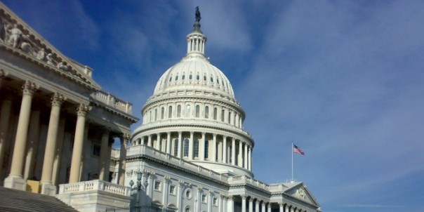 Вашингтон и Тегеран на грани: Конгресс может позволить Трампу открыто бомбить Иран Вашингтон и Тегеран на грани: Конгресс может позволить Трампу открыто бомбить Иран