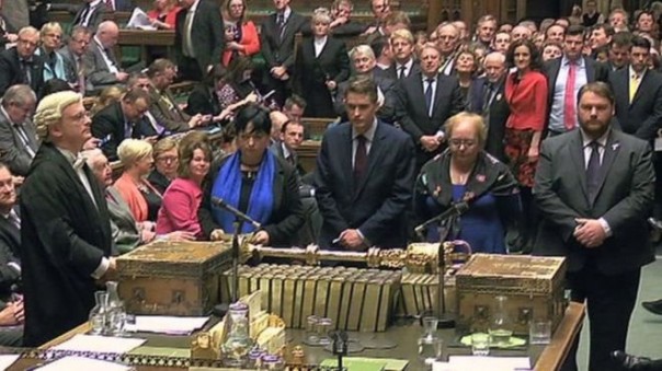 Британский парламент проголосовал за начало "брексита"