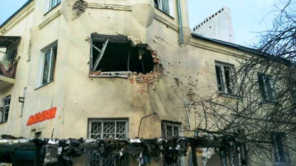 Эта линия фронта, разрезав людей, упивается сутью кровавой своей