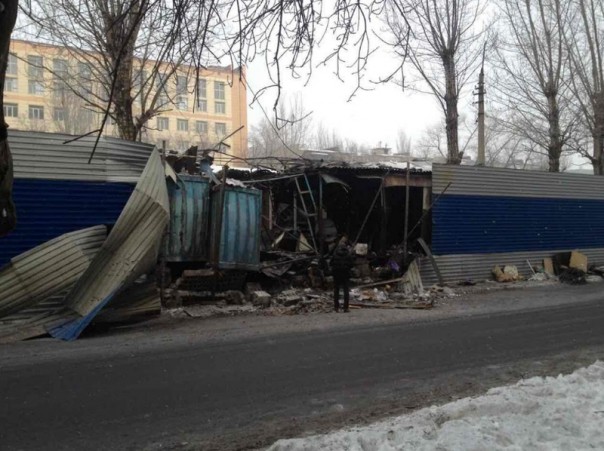 Последствия обстрела Киевского района, Калининского района, рынка в р-не ж/д вокзал Донецка, Горловки в ночь на 3 февраля (Много фото, видео)