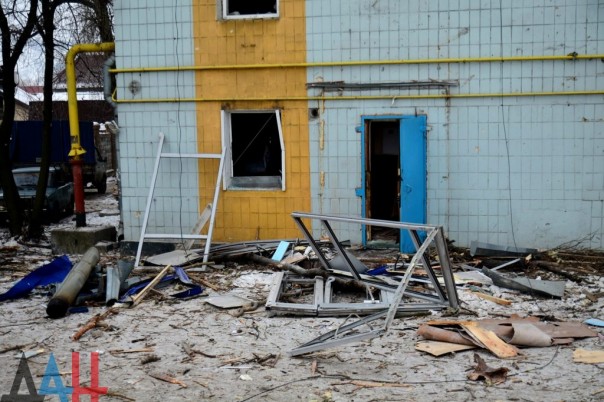 Последствия обстрела Киевского района, Калининского района, рынка в р-не ж/д вокзал Донецка, Горловки в ночь на 3 февраля (Много фото, видео)