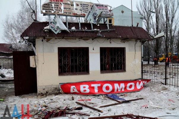 Последствия обстрела Киевского района, Калининского района, рынка в р-не ж/д вокзал Донецка, Горловки в ночь на 3 февраля (Много фото, видео)