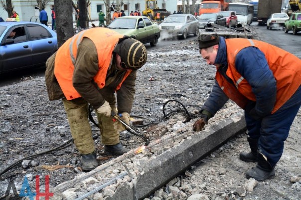 Последствия обстрела Киевского района, Калининского района, рынка в р-не ж/д вокзал Донецка, Горловки в ночь на 3 февраля (Много фото, видео)