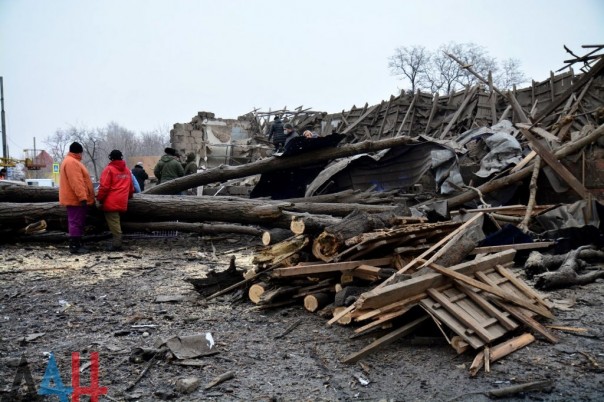Последствия обстрела Киевского района, Калининского района, рынка в р-не ж/д вокзал Донецка, Горловки в ночь на 3 февраля (Много фото, видео)