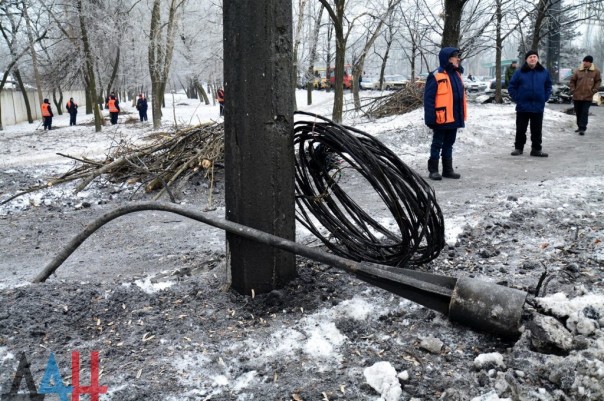 Последствия обстрела Киевского района, Калининского района, рынка в р-не ж/д вокзал Донецка, Горловки в ночь на 3 февраля (Много фото, видео)
