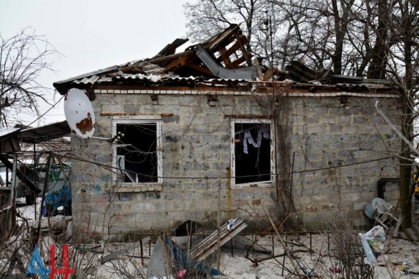Последствия обстрела Киевского района, Калининского района, рынка в р-не ж/д вокзал Донецка, Горловки в ночь на 3 февраля (Много фото, видео)