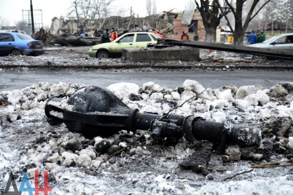 Последствия обстрела Киевского района, Калининского района, рынка в р-не ж/д вокзал Донецка, Горловки в ночь на 3 февраля (Много фото, видео)