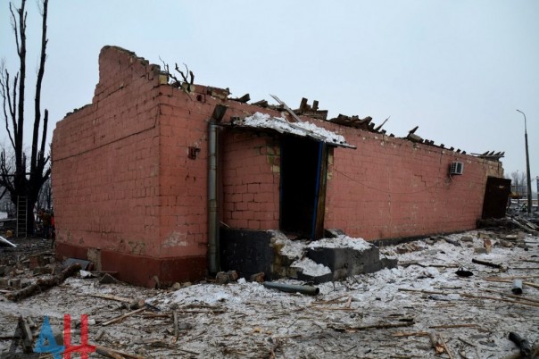 Последствия обстрела Киевского района, Калининского района, рынка в р-не ж/д вокзал Донецка, Горловки в ночь на 3 февраля (Много фото, видео)