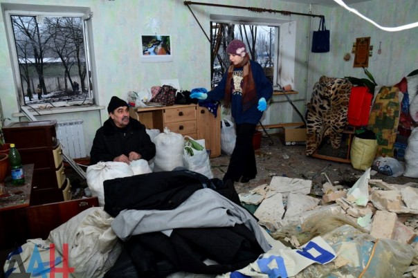 Последствия обстрела Киевского района, Калининского района, рынка в р-не ж/д вокзал Донецка, Горловки в ночь на 3 февраля (Много фото, видео)