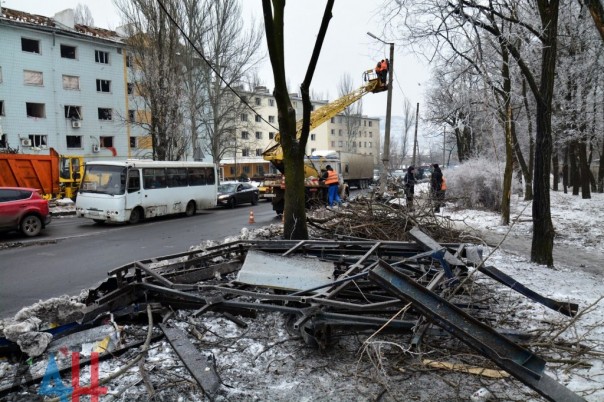 Последствия обстрела Киевского района, Калининского района, рынка в р-не ж/д вокзал Донецка, Горловки в ночь на 3 февраля (Много фото, видео)
