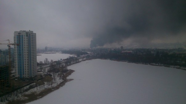 В Киеве крупный пожар на судостроительном заводе В Киеве крупный пожар на судостроительном заводе