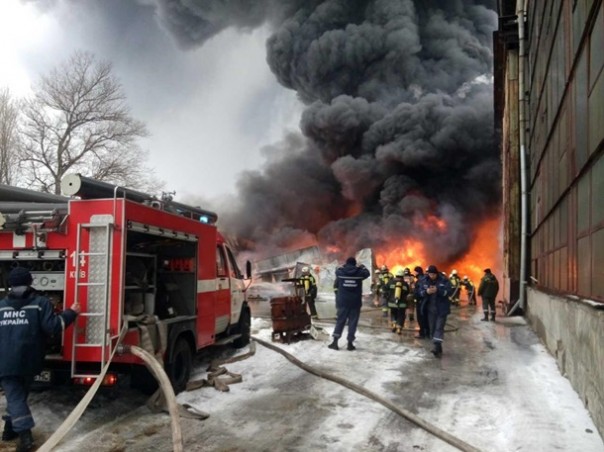 В Киеве крупный пожар на судостроительном заводе В Киеве крупный пожар на судостроительном заводе