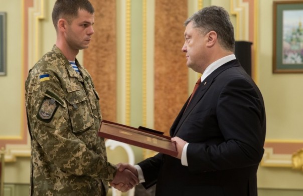 Порошенко наградил 48 мародеров из ВСУ за ад для мирных в Авдеевке