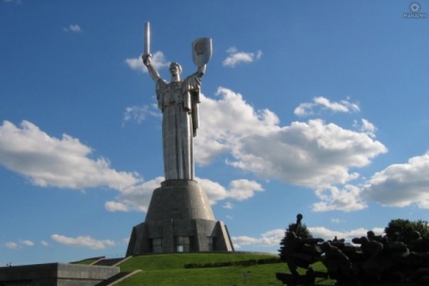 Украинские власти хотят спилить с памятника Родине-матери герб СССР