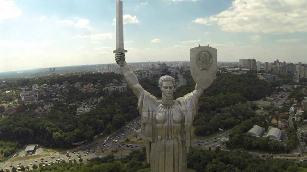 Украинские власти хотят спилить с памятника Родине-матери герб СССР