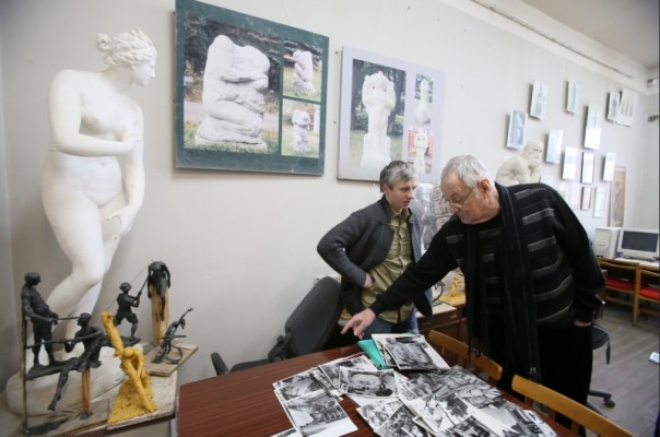 Украинские власти хотят спилить с памятника Родине-матери герб СССР