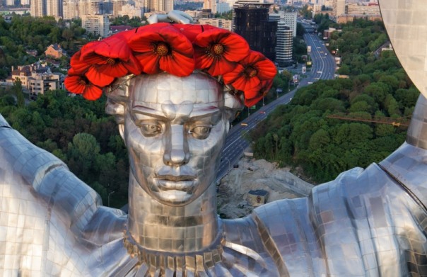 Украинские власти хотят спилить с памятника Родине-матери герб СССР