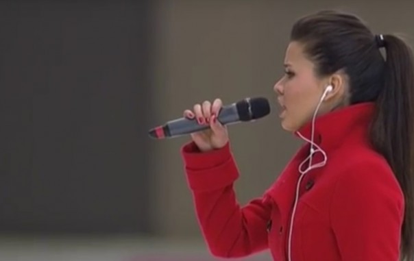 Исполнительница гимна России перед финалом ЧМ по бенди забыла слова