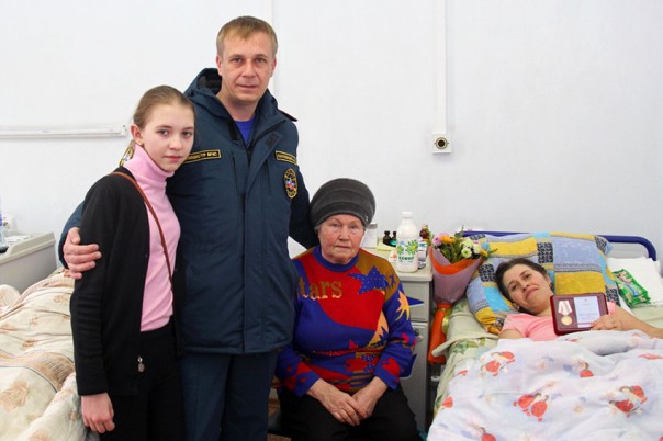 В ДНР наградили женщину, спасшую журналистов и сотрудников МЧС во время обстрела