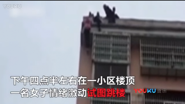 Китаец поймал жену за волосы и спас ее от падения с крыши