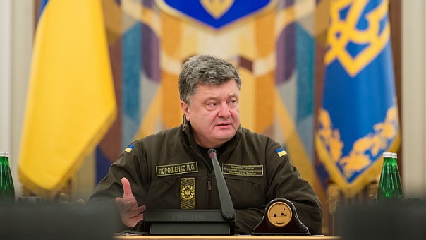 Порошенко де-факто ввёл военное положение
