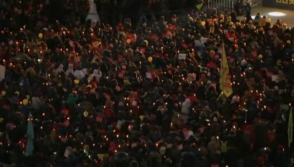 Сторонники и противники Пак Кын Хе собрались в центре Сеула