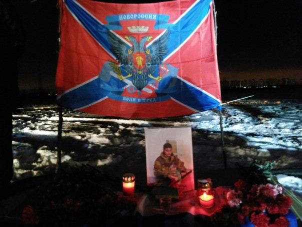 На поле за Санкт-Петербургом из тысячи свечей выложили позывной «Гиви»