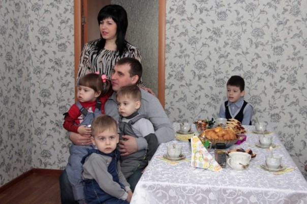 Глава ДНР вручил ключи от новой квартиры многодетной семье из Макеевки | Александр Захарченко. На защите ДНР. В ответе за Республику. 11.02.17 Глава ДНР вручил ключи от новой квартиры многодетной семье из Макеевки | Александр Захарченко. На защите ДНР. В ответе за Республику. 11.02.17