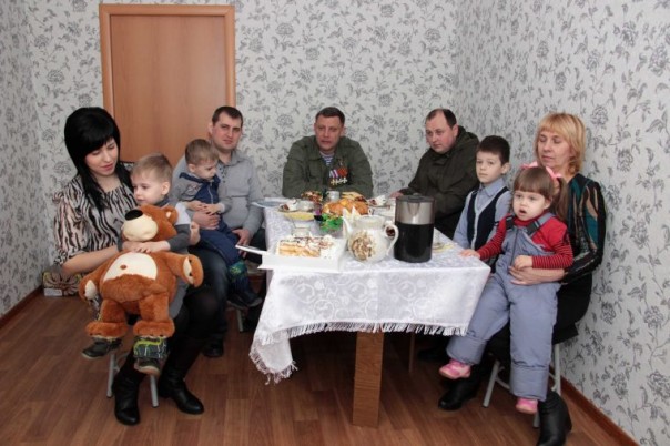 Глава ДНР вручил ключи от новой квартиры многодетной семье из Макеевки | Александр Захарченко. На защите ДНР. В ответе за Республику. 11.02.17 Глава ДНР вручил ключи от новой квартиры многодетной семье из Макеевки | Александр Захарченко. На защите ДНР. В ответе за Республику. 11.02.17