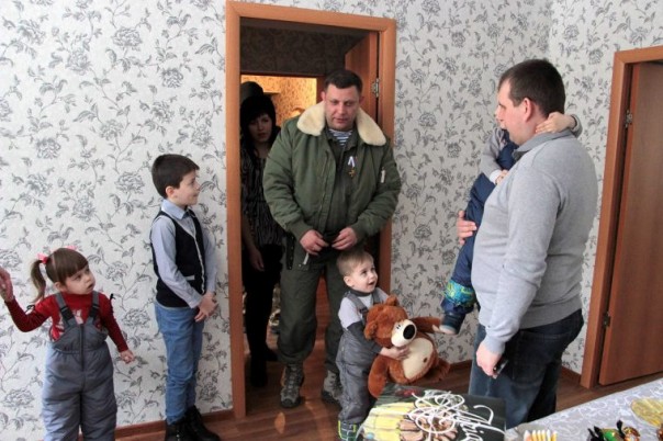 Глава ДНР вручил ключи от новой квартиры многодетной семье из Макеевки | Александр Захарченко. На защите ДНР. В ответе за Республику. 11.02.17 Глава ДНР вручил ключи от новой квартиры многодетной семье из Макеевки | Александр Захарченко. На защите ДНР. В ответе за Республику. 11.02.17