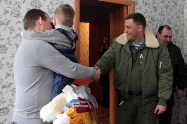 Глава ДНР вручил ключи от новой квартиры многодетной семье из Макеевки | Александр Захарченко. На защите ДНР. В ответе за Республику. 11.02.17 Глава ДНР вручил ключи от новой квартиры многодетной семье из Макеевки | Александр Захарченко. На защите ДНР. В ответе за Республику. 11.02.17