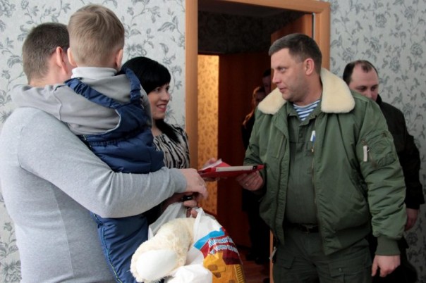 Глава ДНР вручил ключи от новой квартиры многодетной семье из Макеевки | Александр Захарченко. На защите ДНР. В ответе за Республику. 11.02.17 Глава ДНР вручил ключи от новой квартиры многодетной семье из Макеевки | Александр Захарченко. На защите ДНР. В ответе за Республику. 11.02.17