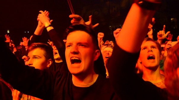 Скандальное видео: белорусы на концерте встали на колени перед украинскими майданщиками