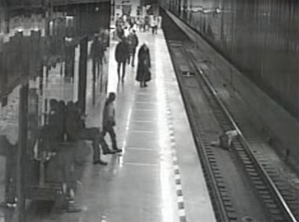 Увлеченный смартфоном школьник упал на рельсы в метро