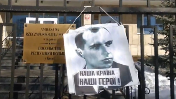 Киевские радикалы повесили портрет Бандеры на посольство Польши