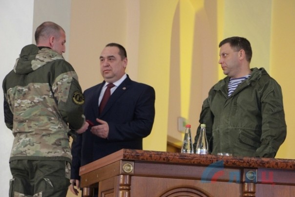 Главы ЛНР и ДНР наградили офицеров «Чернухино-Дебальцевской операции». Главы ЛНР и ДНР наградили офицеров «Чернухино-Дебальцевской операции».