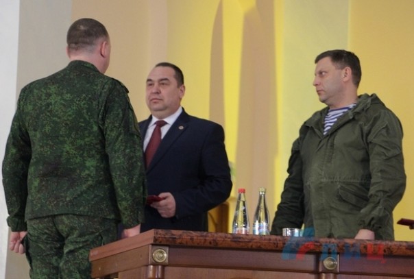 Главы ЛНР и ДНР наградили офицеров «Чернухино-Дебальцевской операции». Главы ЛНР и ДНР наградили офицеров «Чернухино-Дебальцевской операции».