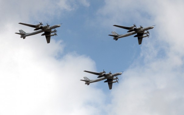 Стратегические бомбардировщики РФ ударили крылатыми ракетами по ИГИЛ у Ракки | Сирийская сводка