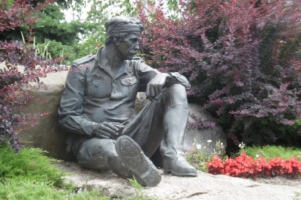 В Киеве крушат могилы героев Великой Отечественной. Бронзовые памятники сдают на металлолом В Киеве крушат могилы героев Великой Отечественной. Бронзовые памятники сдают на металлолом