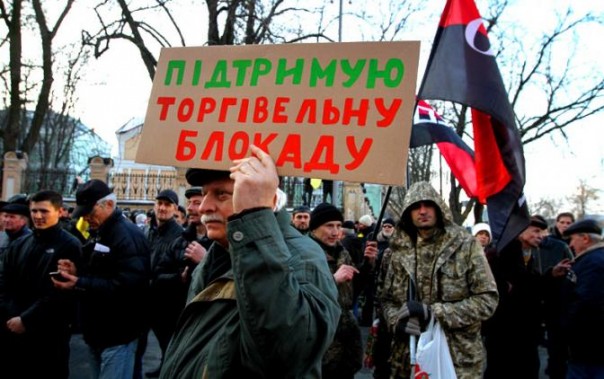 Блокада берет Порошенко за горло