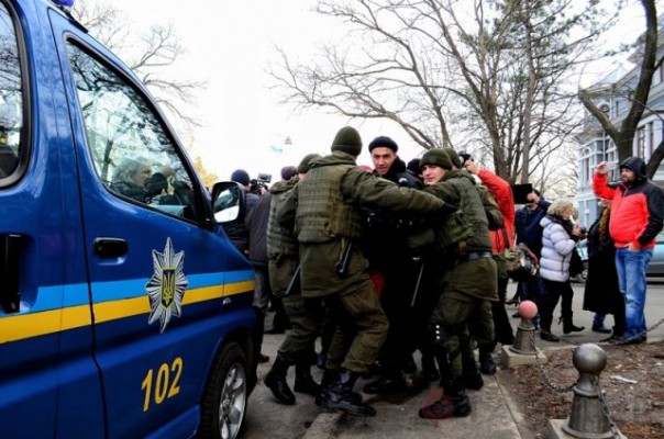 Массовые беспорядки в Одессе: бандеровцы избивают пенсионеров и ветеранов ВОВ Массовые беспорядки в Одессе: бандеровцы избивают пенсионеров и ветеранов ВОВ