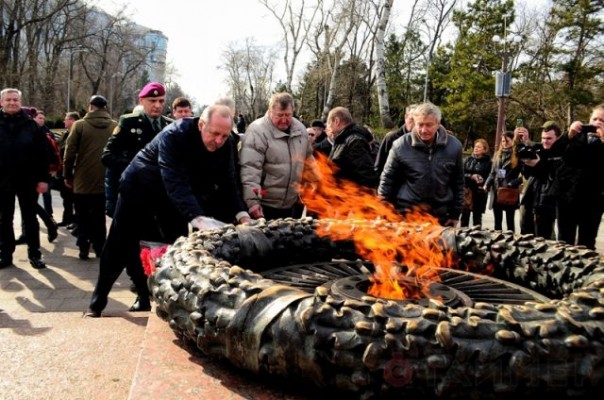 Массовые беспорядки в Одессе: бандеровцы избивают пенсионеров и ветеранов ВОВ Массовые беспорядки в Одессе: бандеровцы избивают пенсионеров и ветеранов ВОВ